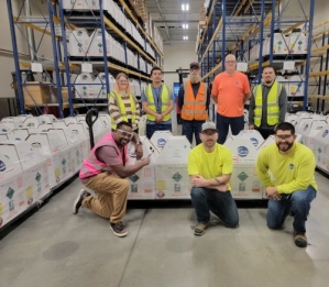 Équipe logistique Ceva préparant des expéditions internationales