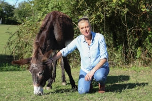 Homme avec un âne dans un champ — races menacées soutenues par Ceva