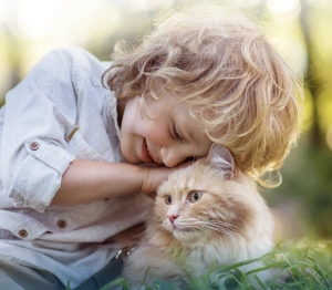 Enfant souriant avec un chat