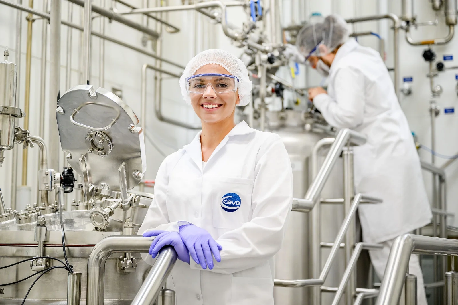 Employ&eacute;s Ceva travaillant dans un laboratoire de production pharmaceutique