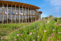 Entr&eacute;e du nouveau si&egrave;ge Ceva vue depuis le jardin avec les drapeaux