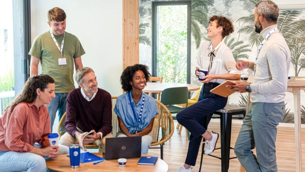 Collaborateurs Ceva travaillant ensemble sur un projet