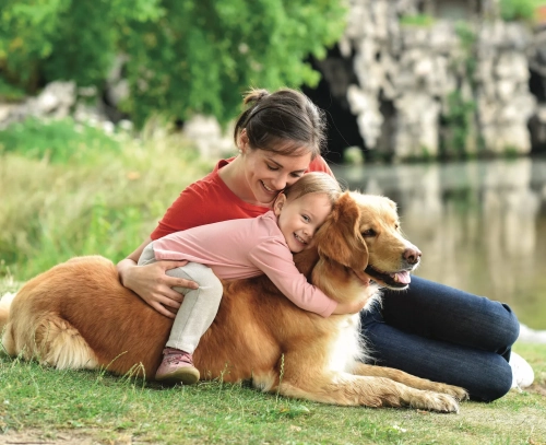 famille avec un chien