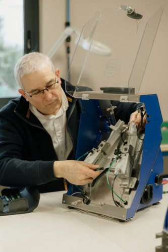 Technicien Ceva Desvac avec un dispositif de vaccination animale